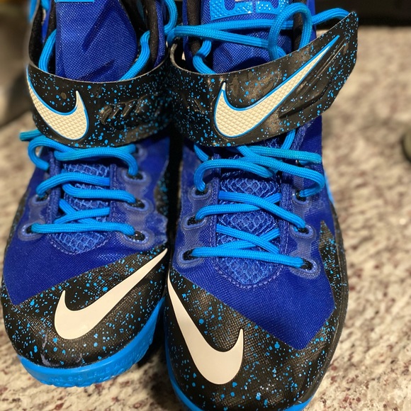 Selling a nice of hardly used LeBron’s size 11 they’ve only been worn in the gym - Picture 4 of 4